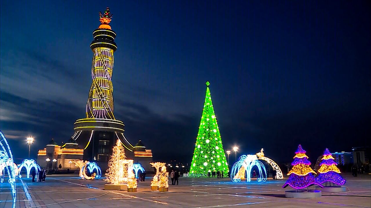 Главную ель Таджикистана украсили к Новому году в Душанбе
