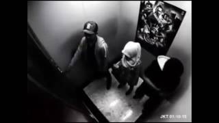 Asansörde Tek Başına Kalan Kız