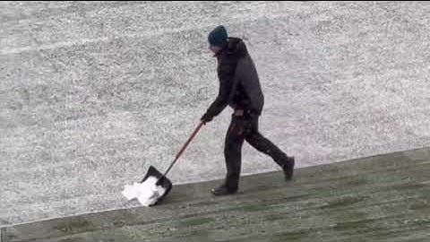 volič SPOLU, Bc Mgr humanitních studií UK uklízí sníh