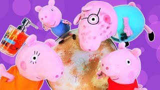 Çocuk videosu. Peppa pig oyuncakları.  Anne domuz elleri sabunla yıkamaya öğretiyor