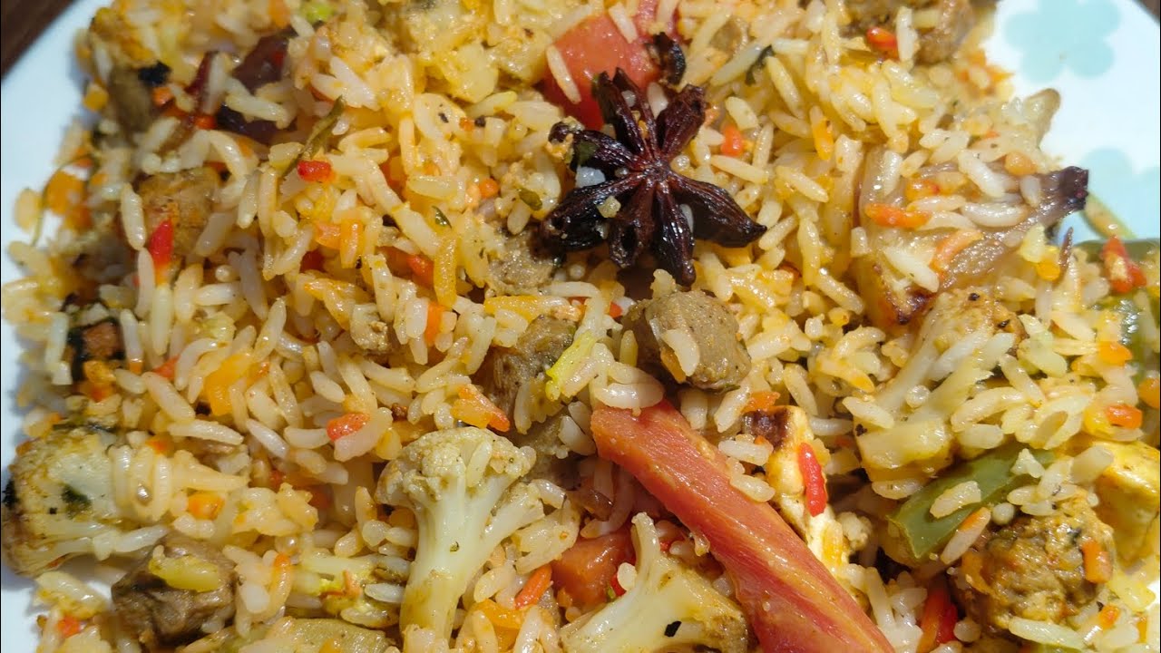 Winters me banaiye sabko pasand aane wali veg biryani 😋😋😋