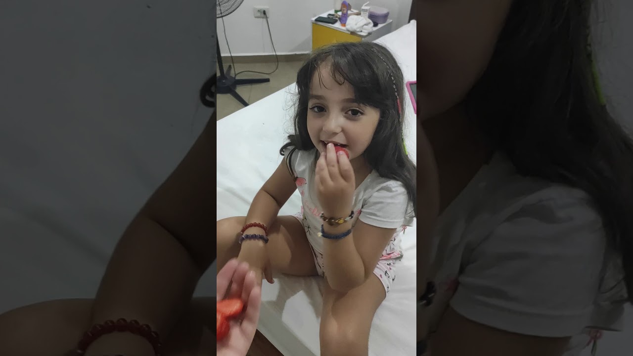 Maria Clara tomando remédio