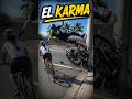 Motociclista recibe karma instantáneo al querer derribar a un ciclista