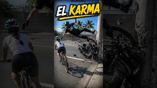 Motociclista recibe karma instantáneo al querer derribar a un ciclista
