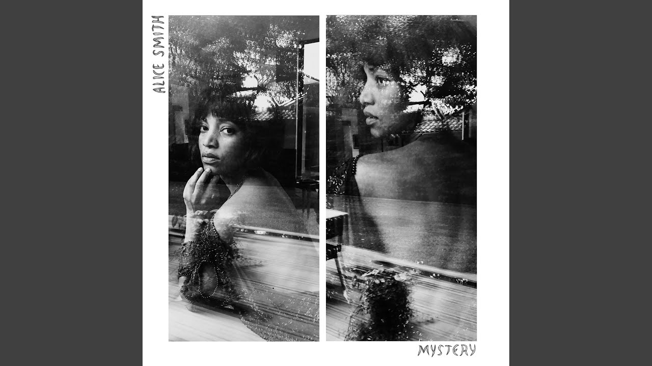 Assista a Six no YouTube Assista a Six no YouTube