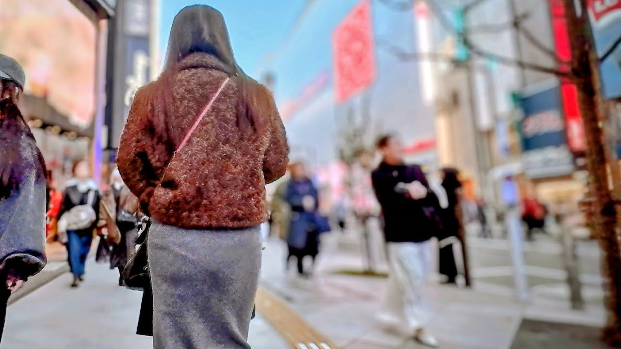 グレイタイトに浮かんだ極小v…