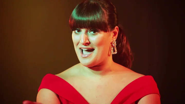 Female vocalist Teresa - Quinn Artistes Entertainm...