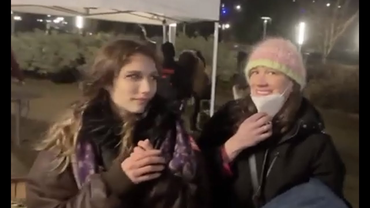 Реакция на лучшие моменты с Томми Боем на Дне благодарения возле ледового комплекса в Портленде