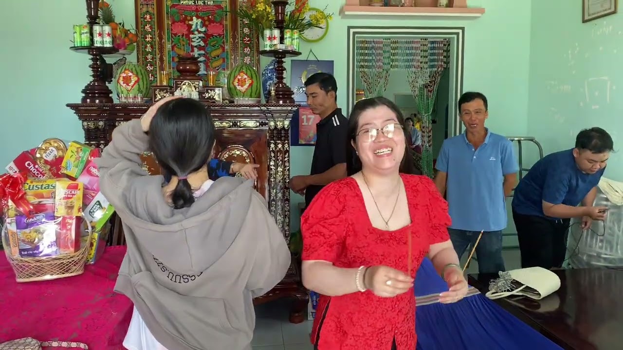 Mùng 2 Tết đi chúc Tết ông bà 