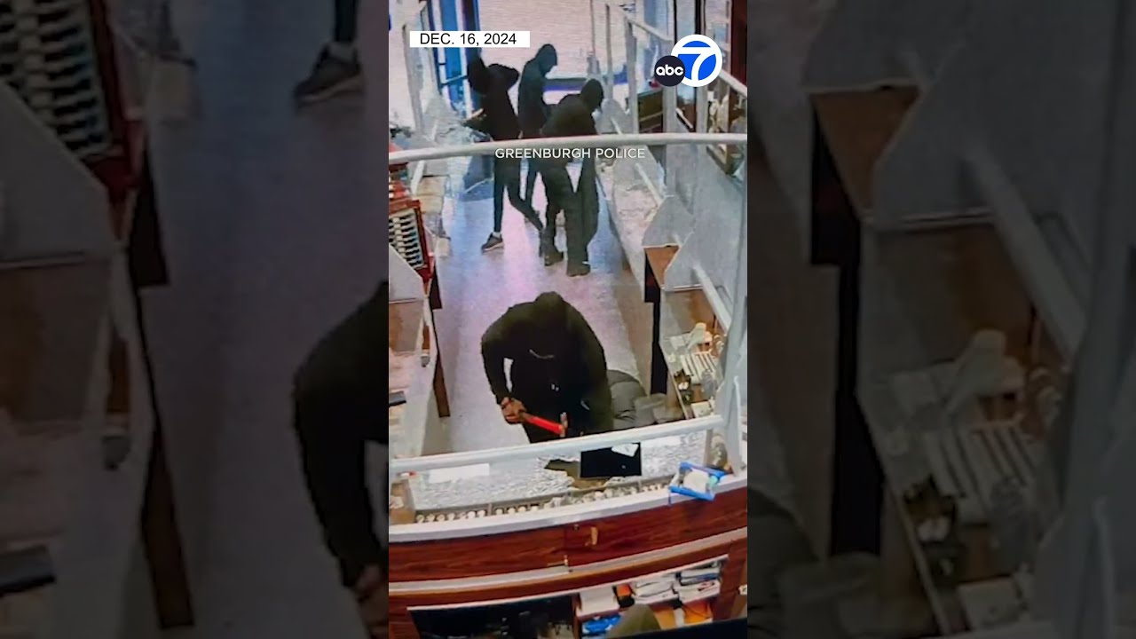Robbers Use Sledgehammers In Jewelry Store Smash And Grab