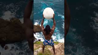 Unbelievable Water Explosion! Man Throws Giant Stone Into Ocean – Nature’s Raw Power 🌊💥
