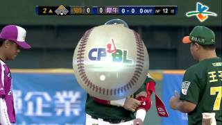 20131012 CPBL 獅VS犀牛 2上 張泰山有研究低肩側投哦! 越打越好餒 打出左外野方向落點巧妙的二壘安打