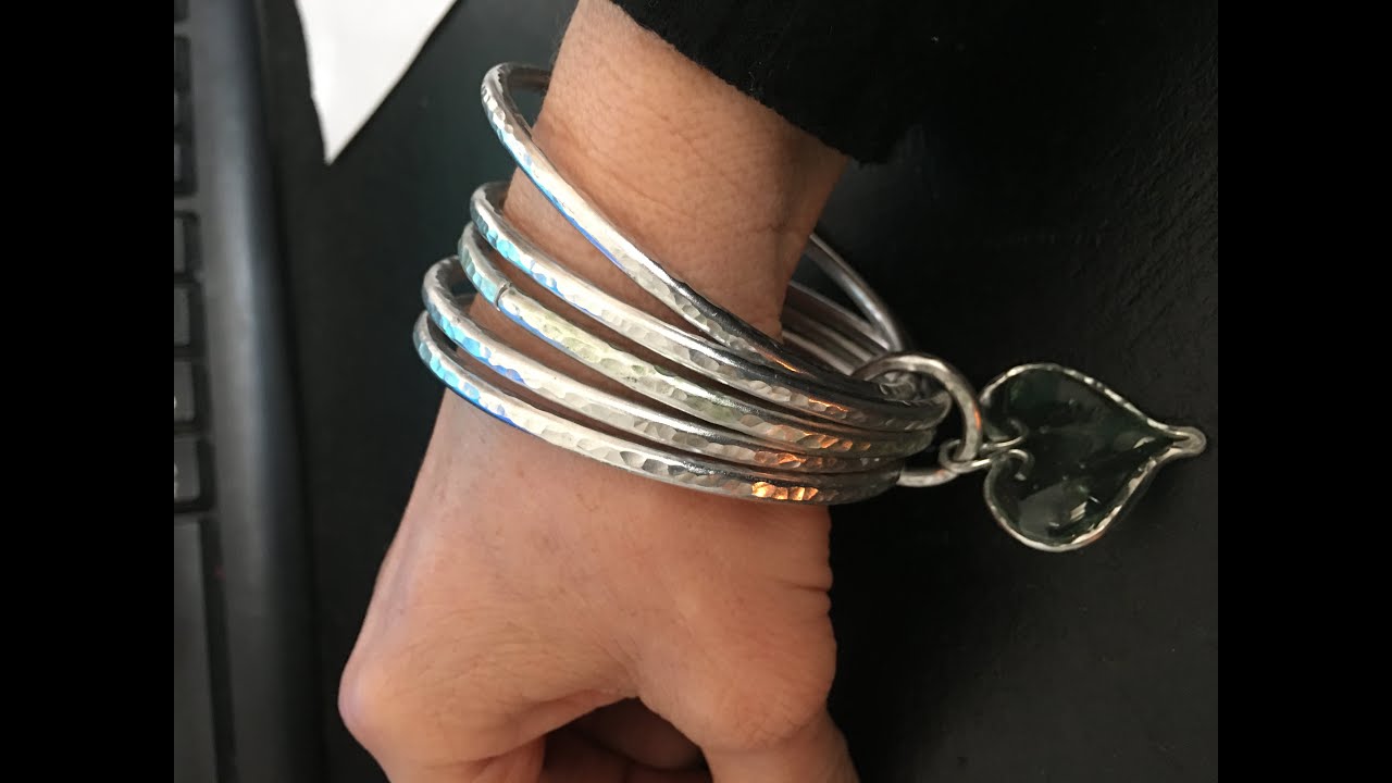 Bracciale realizzato con più cerchi, in alluminio.