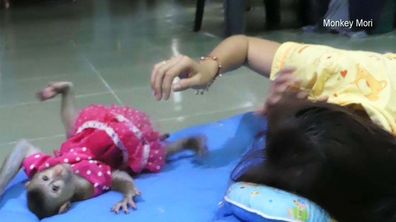 Wow!! Mori So Sweet And Closely To Make Fun For Mom Laugh