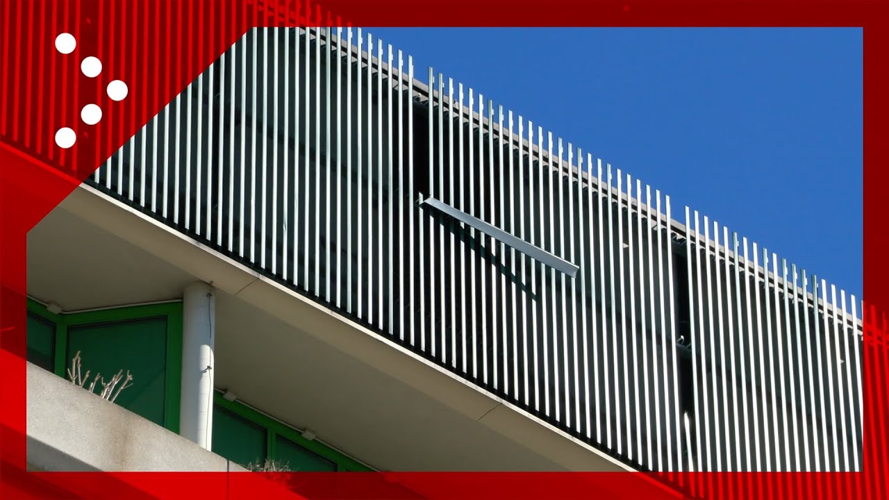 Vento forte a Milano, lamiera pericolante sulla facciata della Multimedica