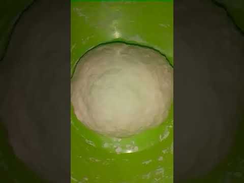 3اكواب دقيق نصف ملعقه صغيره ملح ماء بالتدريج الحشو حسب الرغبه