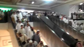 زحمه في سلالم الحرم المكي في ليله 28/9/1433