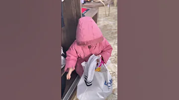 شاهد طفلة صغيرة كيف ساعدت الشاب وهو تحت المطر 