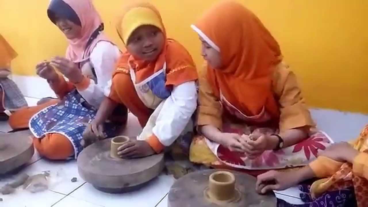  Kerajinan  Dari  Tanah  Liat  Teknik Pilin Ekskul Sekolah 