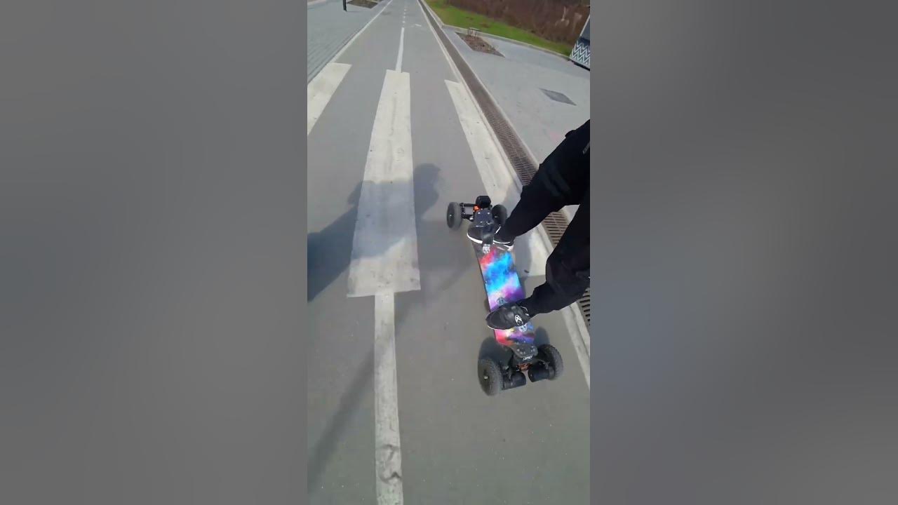 Едет на электроскейте