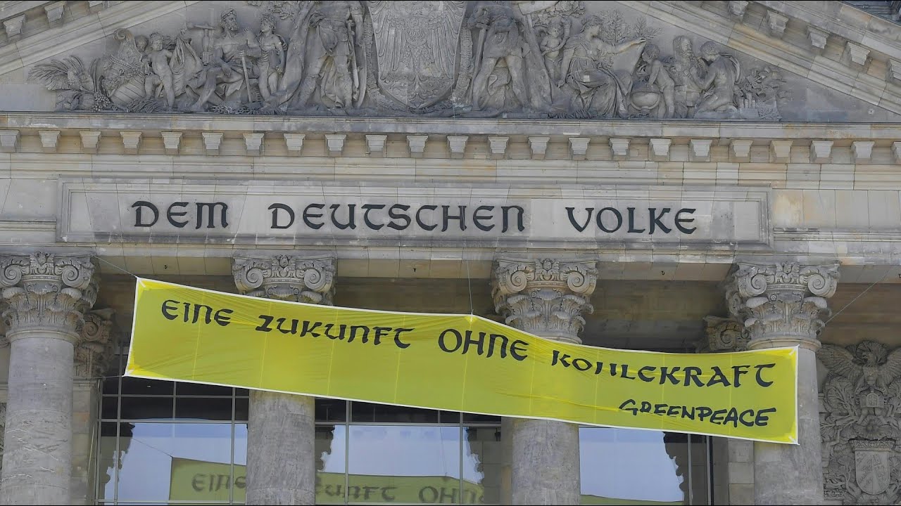 Kohle-Protest: Greenpeace enthüllt Banner am Reichstagsgebäude | AFP