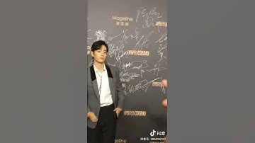 Tiêu Chiến và Cúc Tịnh Y ký tên