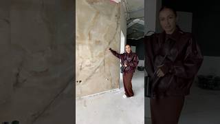Крупноформатный керамогранит в гостиной #ремонтпокрымски #дизайнинтерьера #ремонт #ремонтквартир