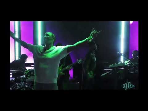 Trey Songz Does He Do It live