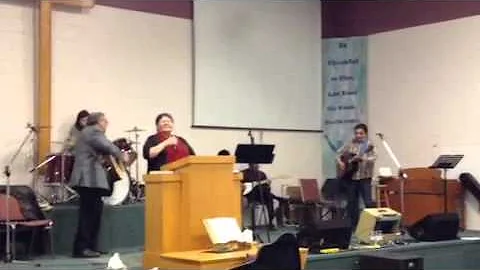 Marjorie McLeod singing at the APM Conference 2015