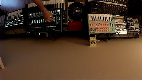 Arturia Microbrute with boss sd1 303 style (KUSH)