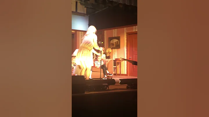 Adriana Gamero singing Let Me Entertain You at Cul...