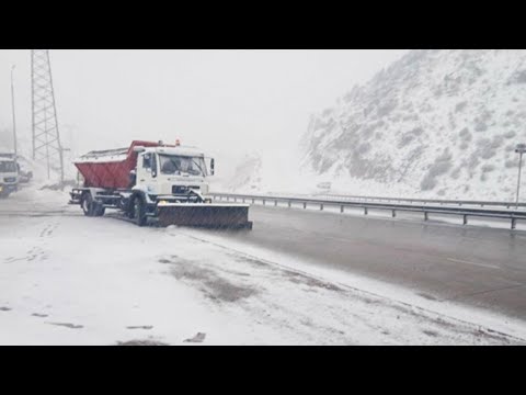 Перевал Камчик засыпало снегом. Сильнейшие метели обрушились на трассы в Узбекистане