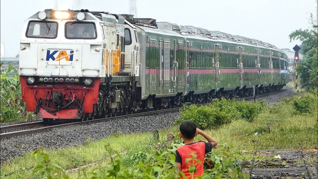 Bocil HORMAT Ke Kereta Api Dekat Jembatan Terpanjang di Indonesia.