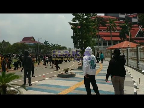 Rudi Tak Gubris Pendemo, Ribuan Massa Ricuh di Kantor BP Batam