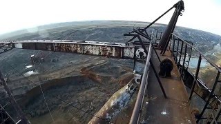 Rope-access welding and cutting of metal constructions / Высотные работы по резке металла(Высотные работы. Резка металла кислородом. Подготовка Роторного Шагающего Экскаватора к утилизации взрыво..., 2016-04-02T15:05:26.000Z)