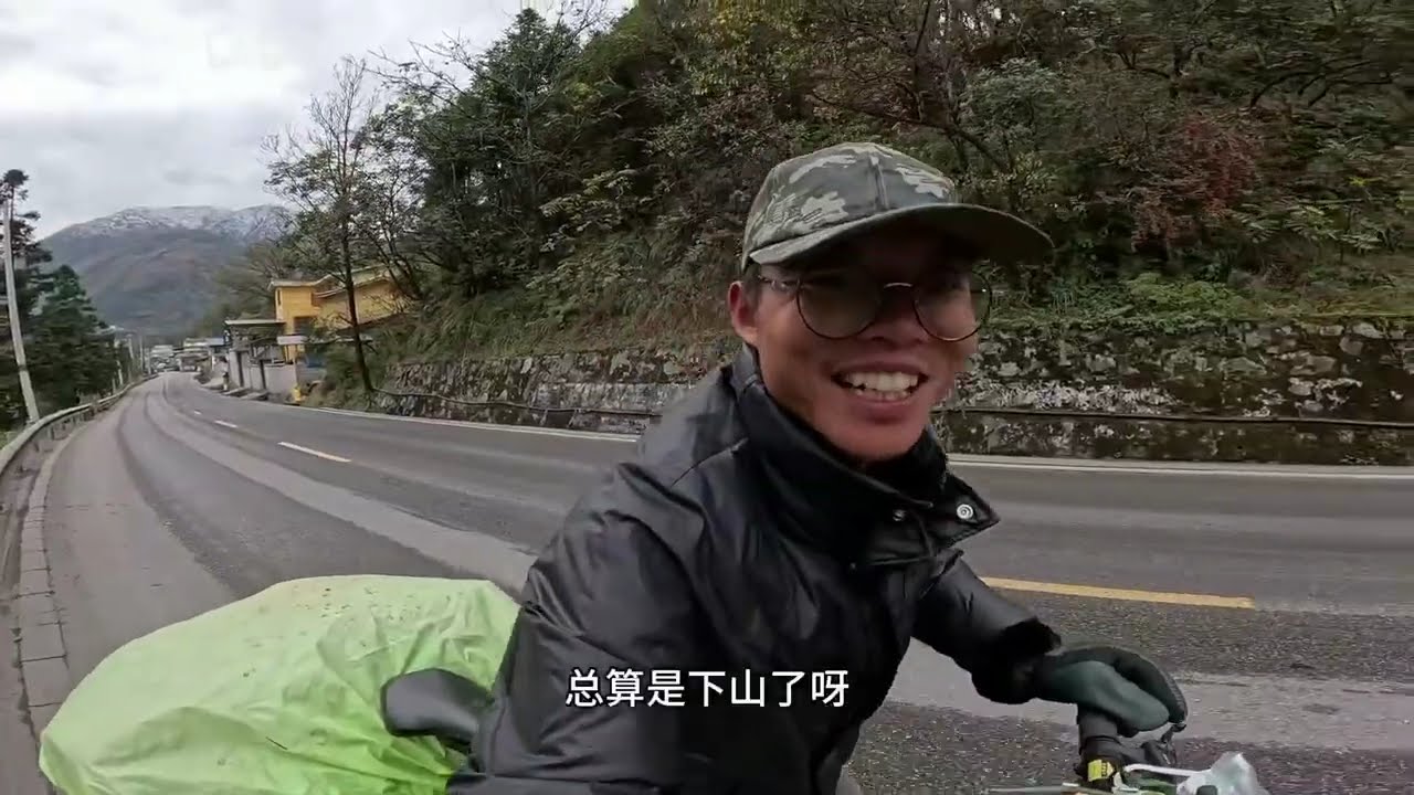 山上大雪纷飞，老黄在铁皮房躲避严寒，烧柴火取暖