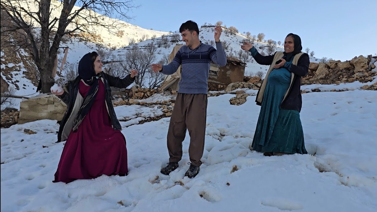 Романтические чувства Али и Масуме: игры в зимнем снегу.