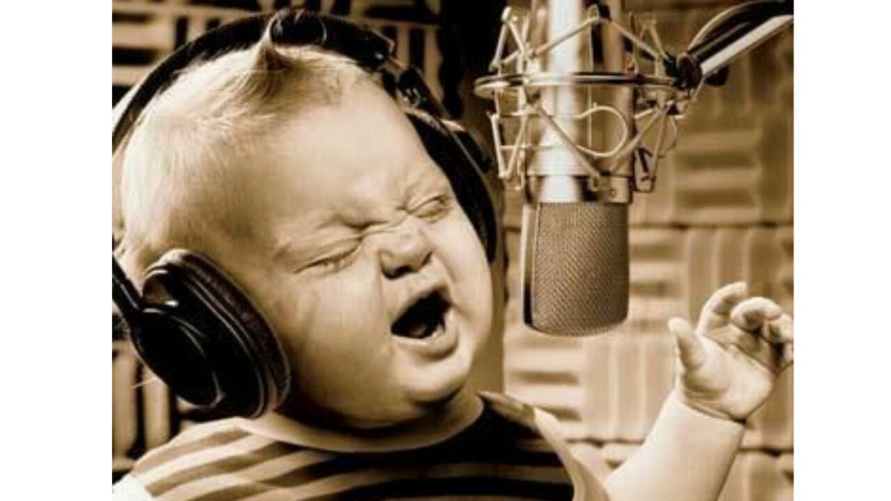 But i like singing. Дети поют. Ребенок с микрофоном. Смешно поет. Пение.