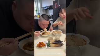 Chồng ngốc đã đổi trứng duy nhất của tôi, không ngờ tôi ăn xúc xích, anh ấy sốc.