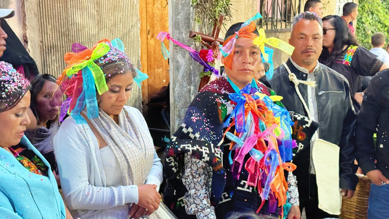 Ellos se casaron en este Pueblo Mexicano  y así son las Tradiciones Aquí (Pichataro)