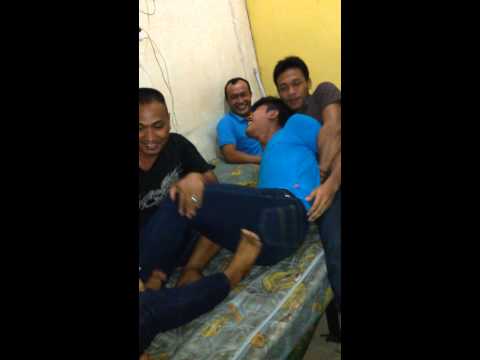 Orang ini Berguling-guling Kesakitan karena di pijat  Doovi