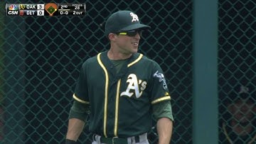 OAK@DET: Fuld makes a sliding catch in left field