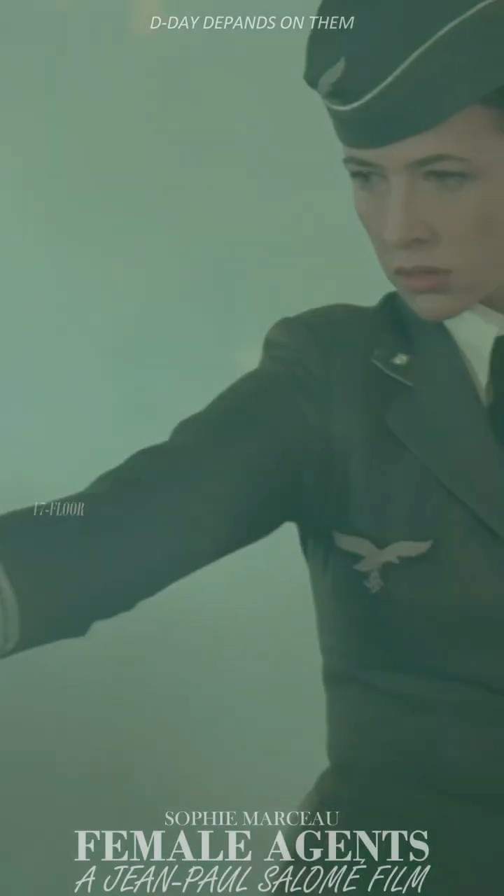 Sophie Marceau at the train station.駅にいるソフィー・マルソー