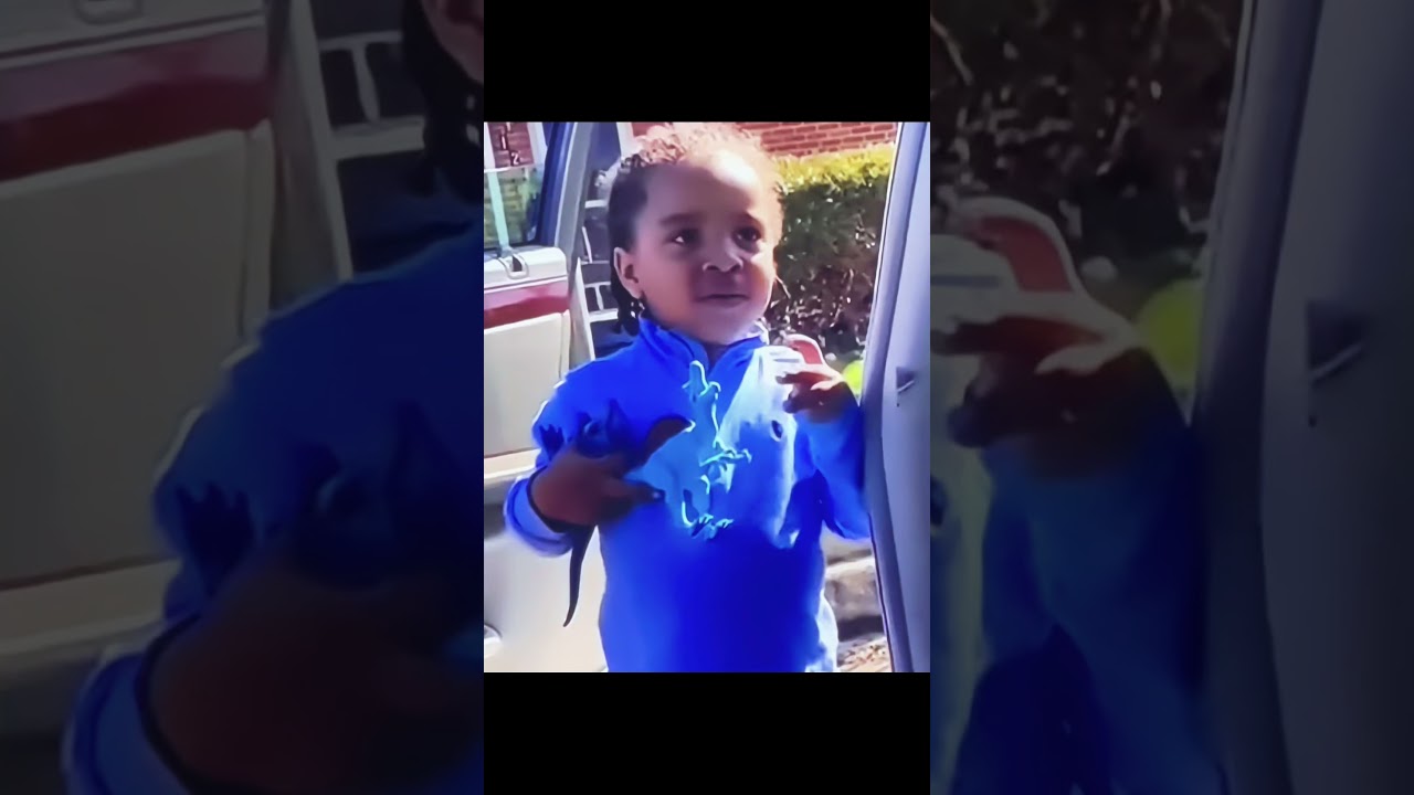 Этот маленький мальчик очень ловкий.