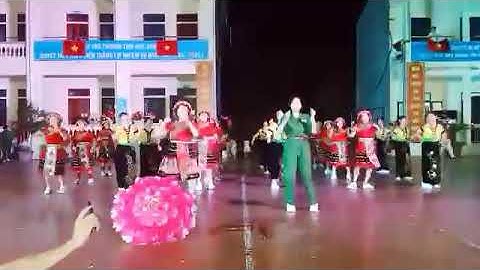 Vấn vương chợ tình. Tiết mục đặc sắc của CLB dân vũ Thôn 5 Tam Cường.