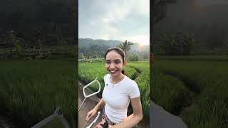 This Girl In The Rice Field Wants To Pee