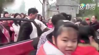 Жених насильно выволок невесту из машины Жених насильно выволок невесту из машины