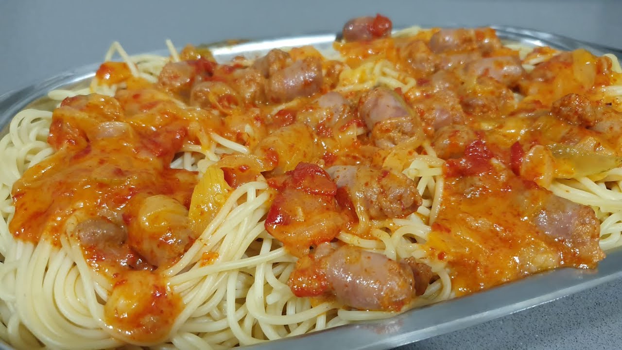 Espaguetis con salchichas frescas