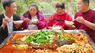 Taste the spicy carp made by Xia after the family finishes their work