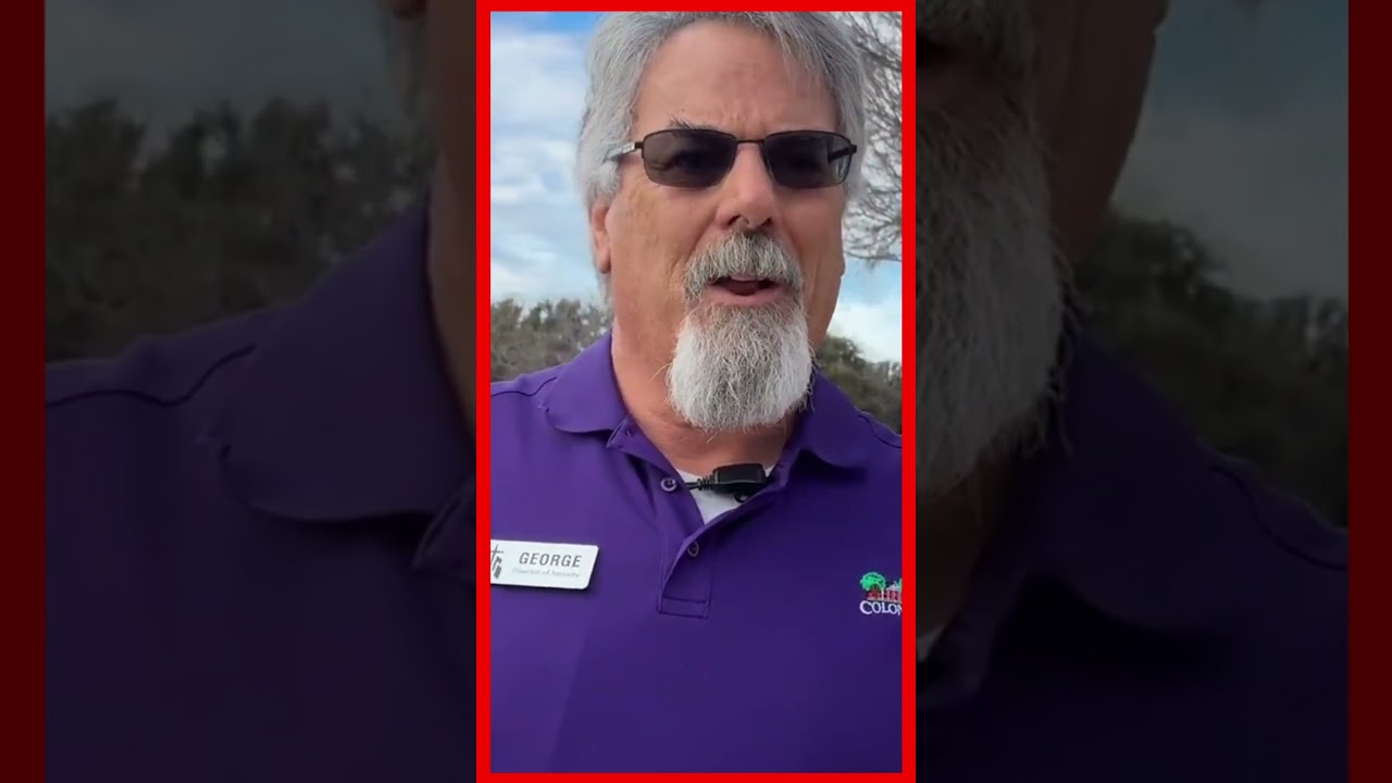 Следит за аудитором, как чудак.